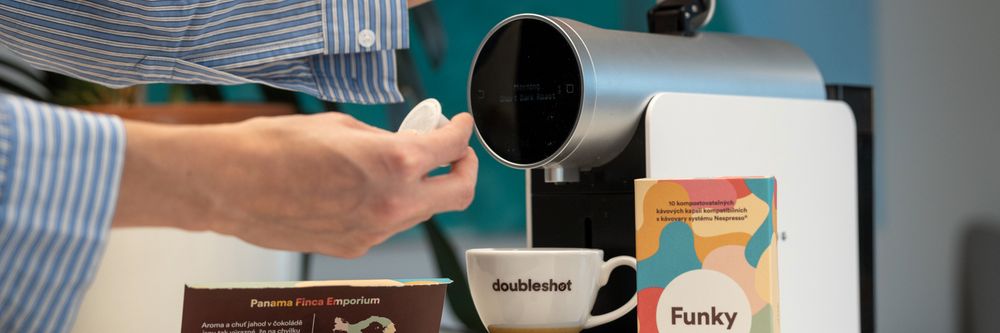 Kde se vzaly kapsle a proč jsou hitem pražíren výběrové kávy teprve teď