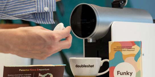 Kde se vzaly kapsle a proč jsou hitem pražíren výběrové kávy teprve teď